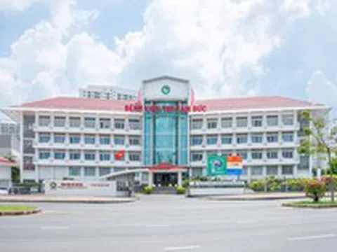 Bệnh viện hiếm hoi trên sàn chứng khoán đang trả thù lao cho 500 bác sĩ, điều dưỡng thế nào? Có người thu nhập 4,9 tỷ đồng