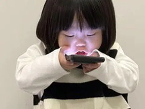 Cảnh báo cho các gia đình có con dùng điện thoại hơn 2 tiếng mỗi ngày