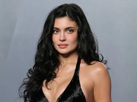 Bạn gái tỷ phú của tài tử đẹp trai nhất thế giới bị kiện