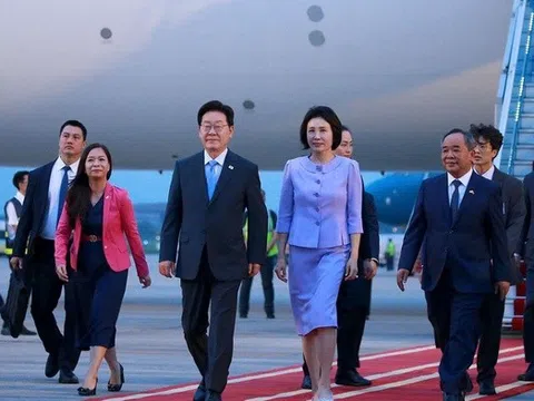 Tổng thống Hàn Quốc tới Hà Nội, bắt đầu chuyến thăm Việt Nam