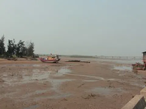 Cận cảnh cảng cá bị bồi lắng nghiêm trọng, tàu thuyền không thể cập bến