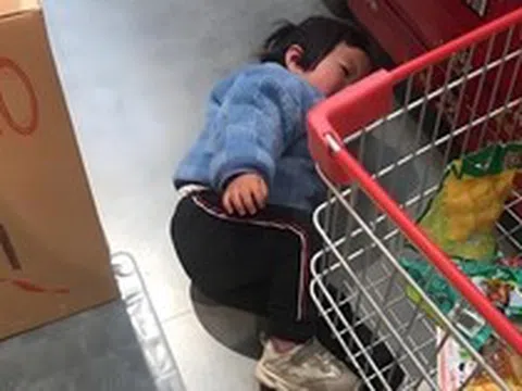 Cảnh tượng giữa siêu thị gây nhức nhối và bài học đắt giá về lời cảnh báo "Chiều con quá hóa hại con"