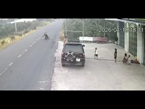 Bé trai đá bóng ra đường gây chết người, trách nhiệm thuộc về ai?