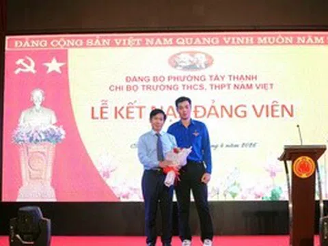 Nguyên Phó Chủ tịch nước Trương Mỹ Hoa dự lễ kết nạp Đảng viên mới cho 2 học sinh ở TPHCM