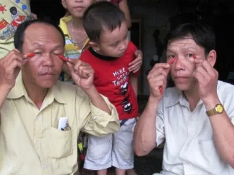 "Kỳ nhân dị sĩ" ăn ớt như rau, chà ớt vào mắt vẫn bình thản, bí ẩn phía sau gây sốc