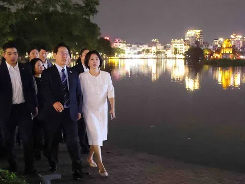 Tổng thống Hàn Quốc và Phu nhân tản bộ, ăn kem, ngắm Hà Nội về đêm
