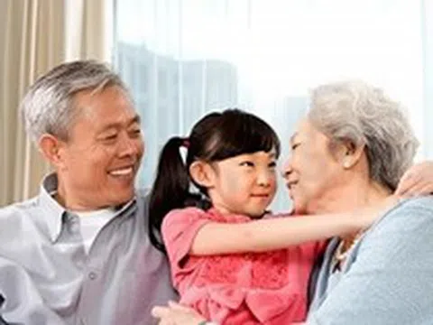 Cha mẹ muốn về già an yên, nhất định phải giữ 2 "lá bài" hộ thân này!