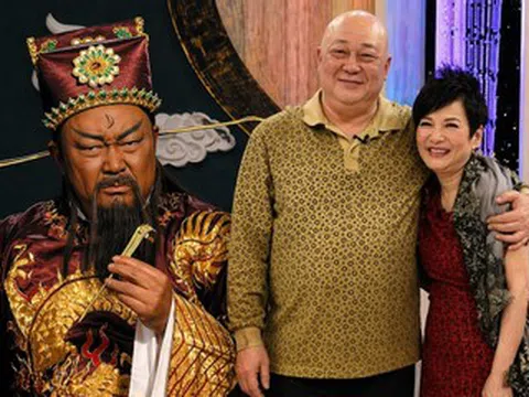 'Bao Thanh Thiên' Kim Siêu Quần hạnh phúc bên vợ kém 23 tuổi dù không con cái