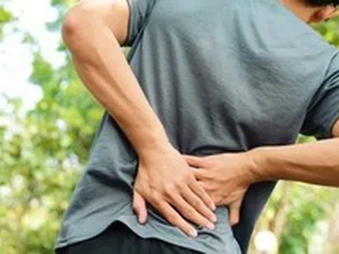 Thận của nam nhân viên văn phòng chứa đầy sỏi vì loại vitamin nhiều người Việt uống để tăng cường đề kháng