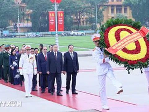 Lãnh đạo Đảng, Nhà nước vào Lăng viếng 
Chủ tịch Hồ Chí Minh