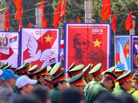 Ngắm không gian Triển lãm tranh Lễ 30-4 tại Quảng trường Lâm Viên