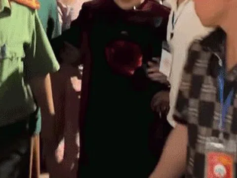 Xuân Hinh được hộ tống giữa vòng vây khán giả, Chi Pu khoe đường cong