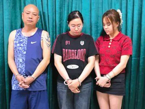 Bắt quả tang người đàn ông cùng 2 cô gái "chơi" ma túy trong nhà nghỉ, thu 1 khẩu súng