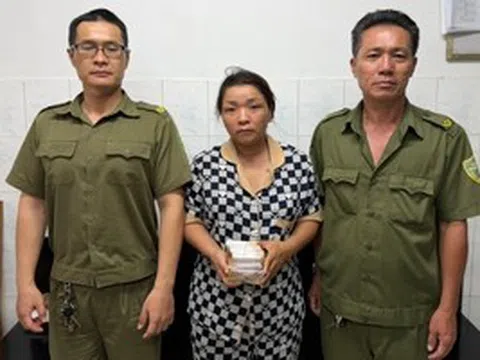 Đang phát tờ rơi cho vay, bị Công an phường Chợ Lớn mời về làm việc