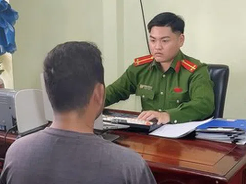 Áp sát phụ nữ trên đường rồi sàm sỡ, nam thanh niên bị camera “bắt chết” từng hành động
