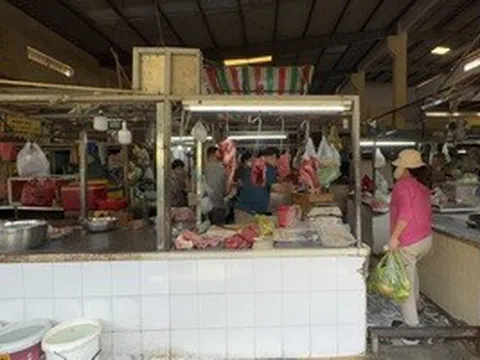Bất ngờ hình ảnh các sạp thịt ở chợ Cầu và chợ Tân Trụ