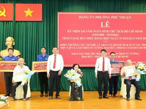 Trao tặng huy hiệu Đảng tại phường Phú Thuận