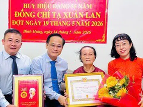 TPHCM: 31 đảng viên xã Bình Hưng nhận Huy hiệu Đảng