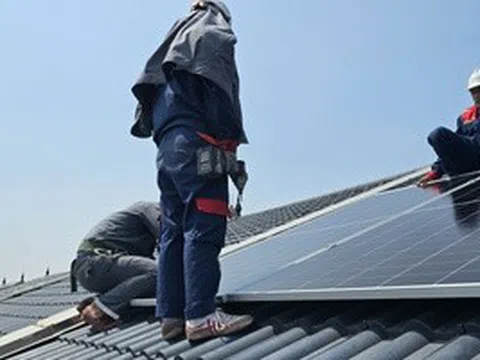 Giá tấm pin năng lượng, pin lưu trữ đồng loạt tăng giữa "cơn sốt" lắp điện mặt trời mái nhà