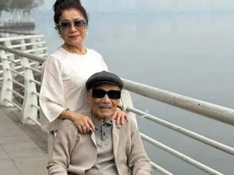 Cuộc sống trên xe lăn của NSND Trần Hiếu, NSND Mỹ Uyên thân mật với nghệ sĩ trẻ