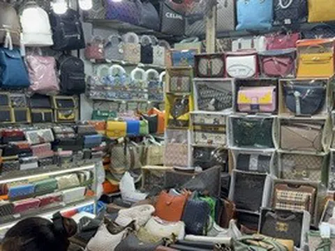 Hình ảnh bên trong Saigon Square, chợ Bến Thành sau kiểm tra hàng giả, hàng nhái