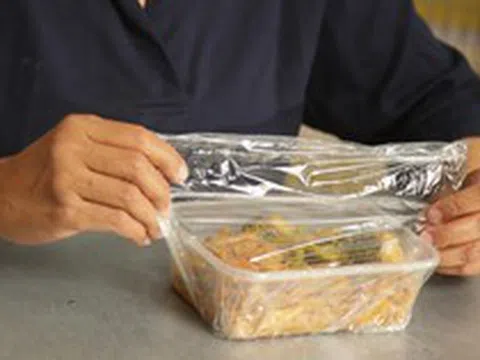 Thường xuyên đựng đồ ăn nóng trong túi nhựa, người đàn ông sốc nặng khi nhận được chẩn đoán loại ung thư này từ bác sĩ
