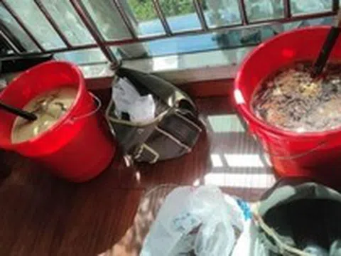 Đột kích 1 khách sạn, công an bắt giữ 2 người, tịch thu hơn 100 kg mật ong giả