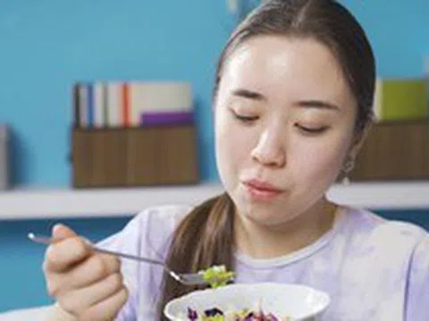 "Ăn ít như mèo", người phụ nữ 55 tuổi vẫn thừa 35% mỡ: Chuyển sang ăn "hai thứ này" đã loại bỏ bụng dưới và giảm mỡ nhanh chóng