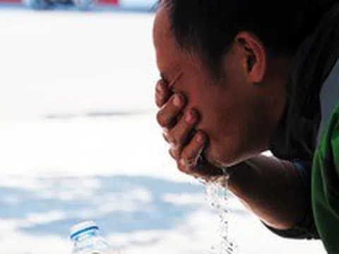 Nắng nóng gay gắt, uống nước kiểu này cực nguy hiểm: Ai cũng cần biết để tránh