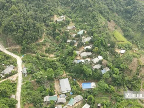 Sống bất an dưới chân núi, người dân không dám ngủ vì lo sạt lở