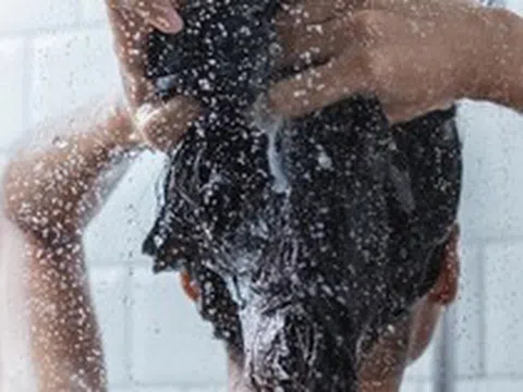 Nắng nóng đỉnh điểm, bác sĩ cảnh báo kiểu tắm nhiều người đang làm có thể gây đột tử