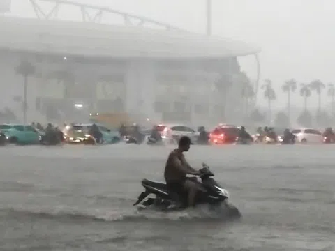 Hà Nội ngập sâu, đường phố tê liệt sau trận mưa to "trắng trời"