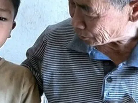 Xúc động cậu bé 9 tuổi thường mang thịt từ trường về cho ông nội vì "sợ ông sẽ chết nếu không được ăn thịt"
