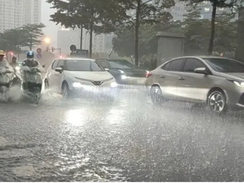 Miền Bắc đón mưa dông sầm sập trước khi bước vào đợt nóng "bùng nổ", cảnh báo thời tiết cực đoan