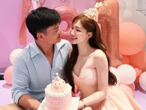 Hòa Minzy tình cảm bên Đại uý Văn Cương, Mỹ Tâm làm bánh sinh nhật cho bố