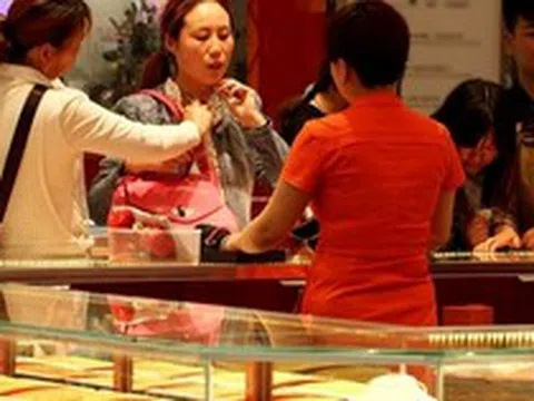 Người phụ nữ chi hơn 930 triệu đồng mua vàng, khách vừa ra khỏi cửa chủ tiệm lập tức báo công an