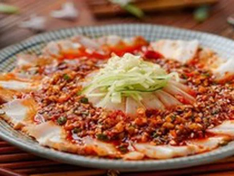 Cứ tưởng thịt luộc chấm mắm tỏi là ngon nhất, cho đến khi rưới thứ nước sốt đỏ cay tê này lên: Thịt ngọt mọng nước, ăn mỏi mồm không ngấy