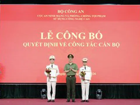 Về Bộ Công an, Chủ tịch và Tổng Giám đốc FPT Telecom được phong cấp thượng tá