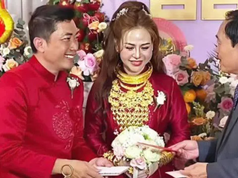 Sự thật tin diễn viên Kinh Quốc 'cưới lần 3, cô dâu đeo vàng trĩu cổ'
