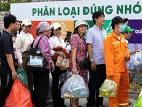 Một “ông lớn” hàng tiêu dùng cắt giảm 1.400 tấn nhựa nguyên sinh mỗi năm, đưa công nghệ vào thu hồi rác tái chế tại TP.HCM
