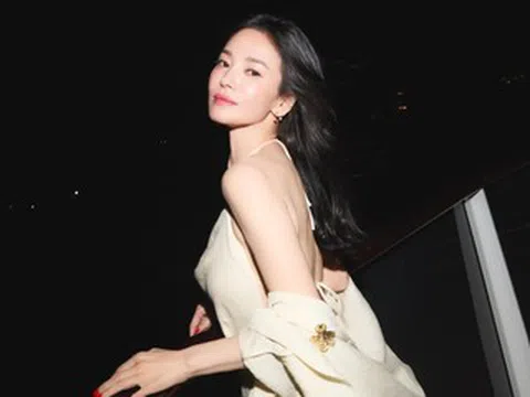 Diễn viên Song Hye Kyo khoe lưng trần táo bạo, đẹp như nữ thần ở tuổi 45