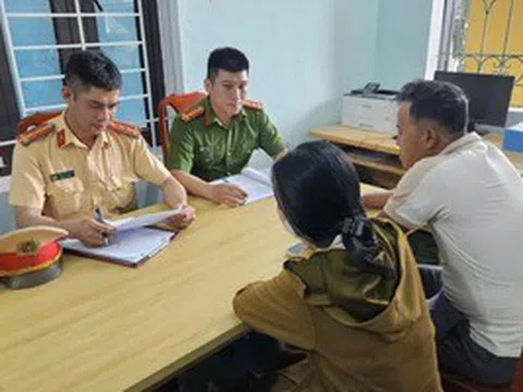 CLIP người phụ nữ nằm giữa đường chặn ô tô: Công an vào cuộc xử lý