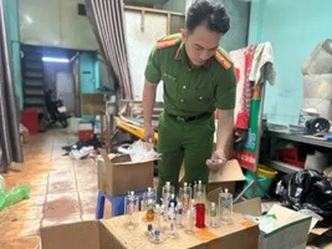 Công an TPHCM bắt 12 người sau khi kiểm tra một căn nhà