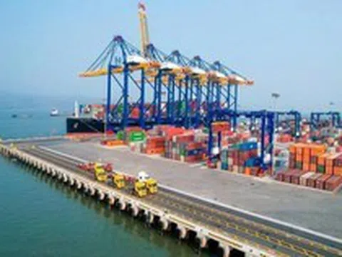 Việt Nam vừa đón một con tàu siêu trọng dài 399m, lớn nhất thế giới