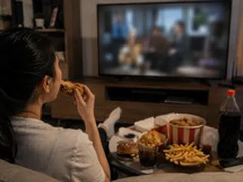 Vì sao xem TV khiến chúng ta ăn nhiều hơn?