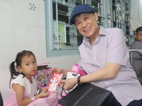 Tỷ phú Johnathan Hạnh Nguyễn xuất hiện tại BV Nhi đồng 2 với chiếc túi "Very Special" vào ngày đặc biệt
