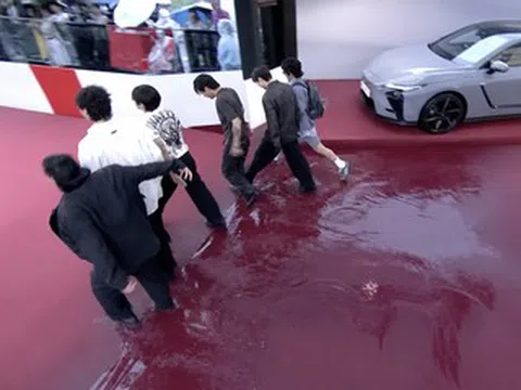 Mưa lớn khiến thảm đỏ ngập nước, nhiều nghệ sĩ suýt trượt ngã