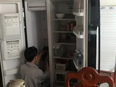 Tủ lạnh kêu ro ro cả tuần, tôi gọi thợ đến sửa rồi lặng điếng người với thứ mà anh ấy nhặt bên dưới lên