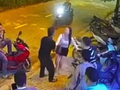 Nam thanh niên trêu ghẹo, tát cô gái trẻ trước quán karaoke