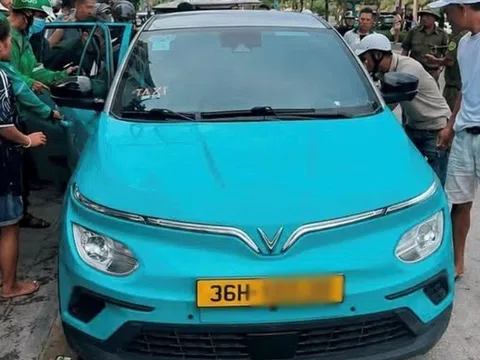 Tài xế taxi gục trong xe khi đang đợi khách, lực lượng chức năng giải cứu bất thành